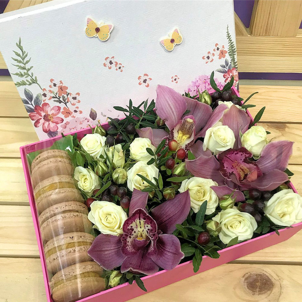 Букет из орхидеи, кустовых роз и макаронс в декоративной коробке "Лучи заката"