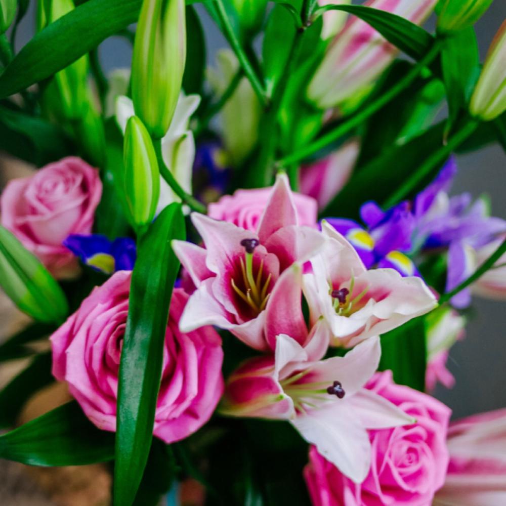 Букет из лилий, роз и ирисов