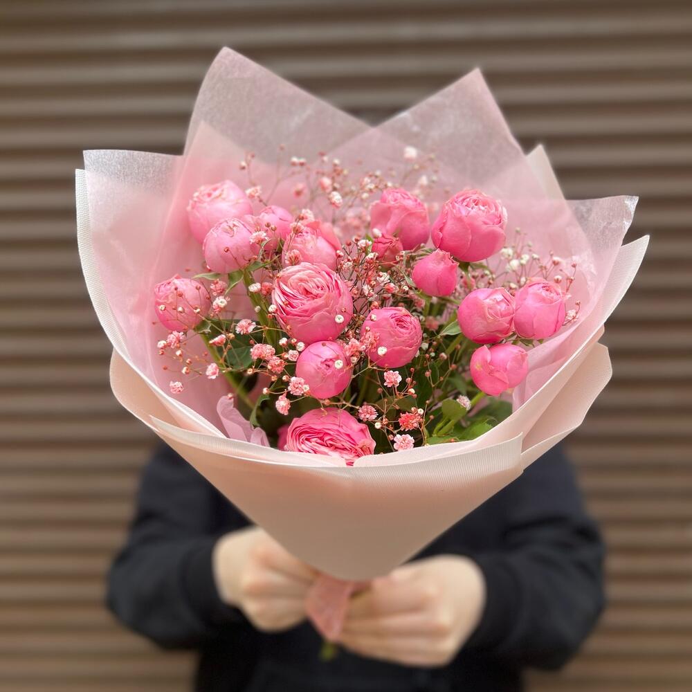 Букет из пион розы и гипсофилы