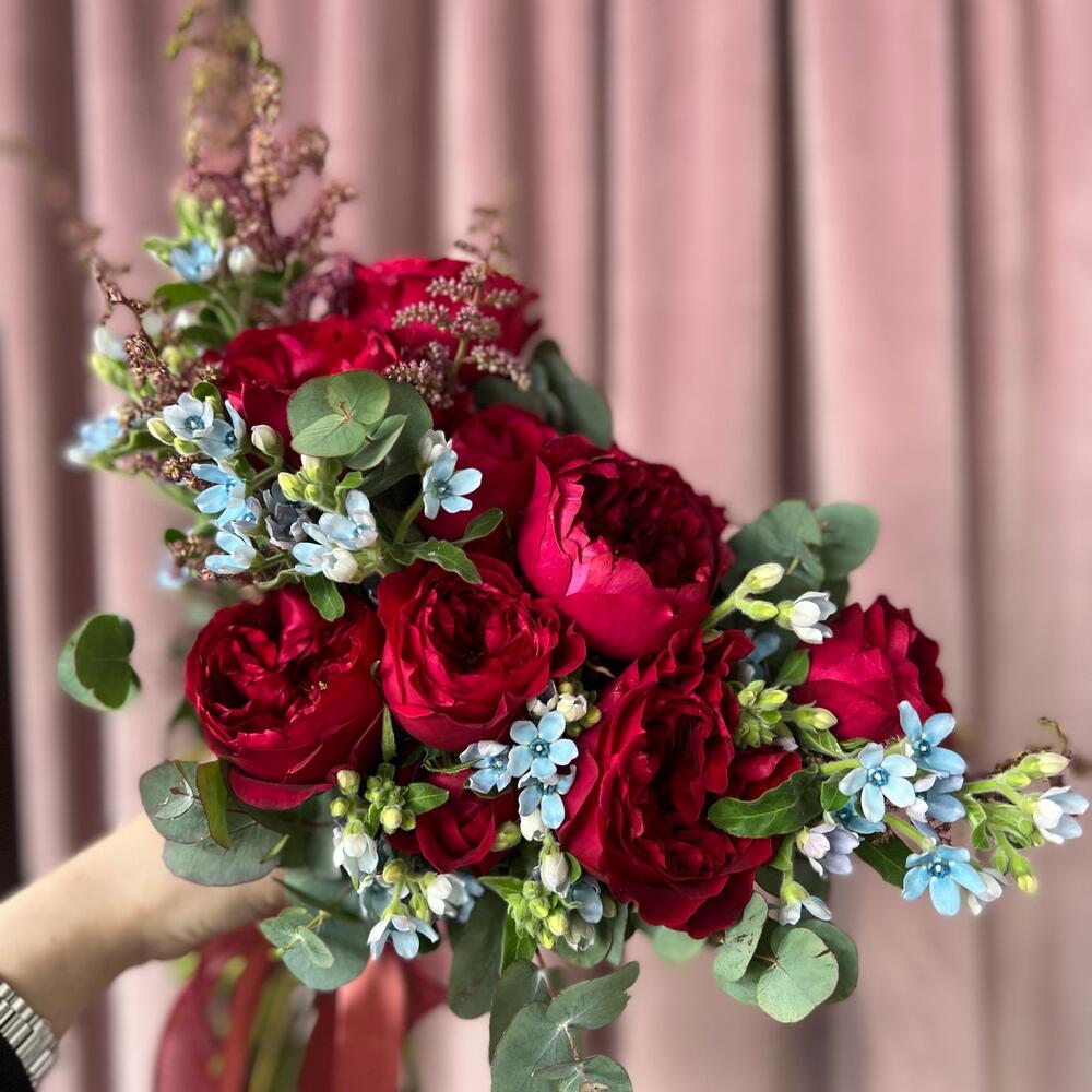 Авторский букет из пионовидных роз, оксипеталум и астильба «Очарование»